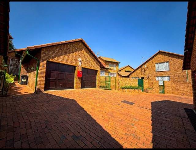 3 BEDROOM TOWNHOUSE FOR SALE IN BASSONIA